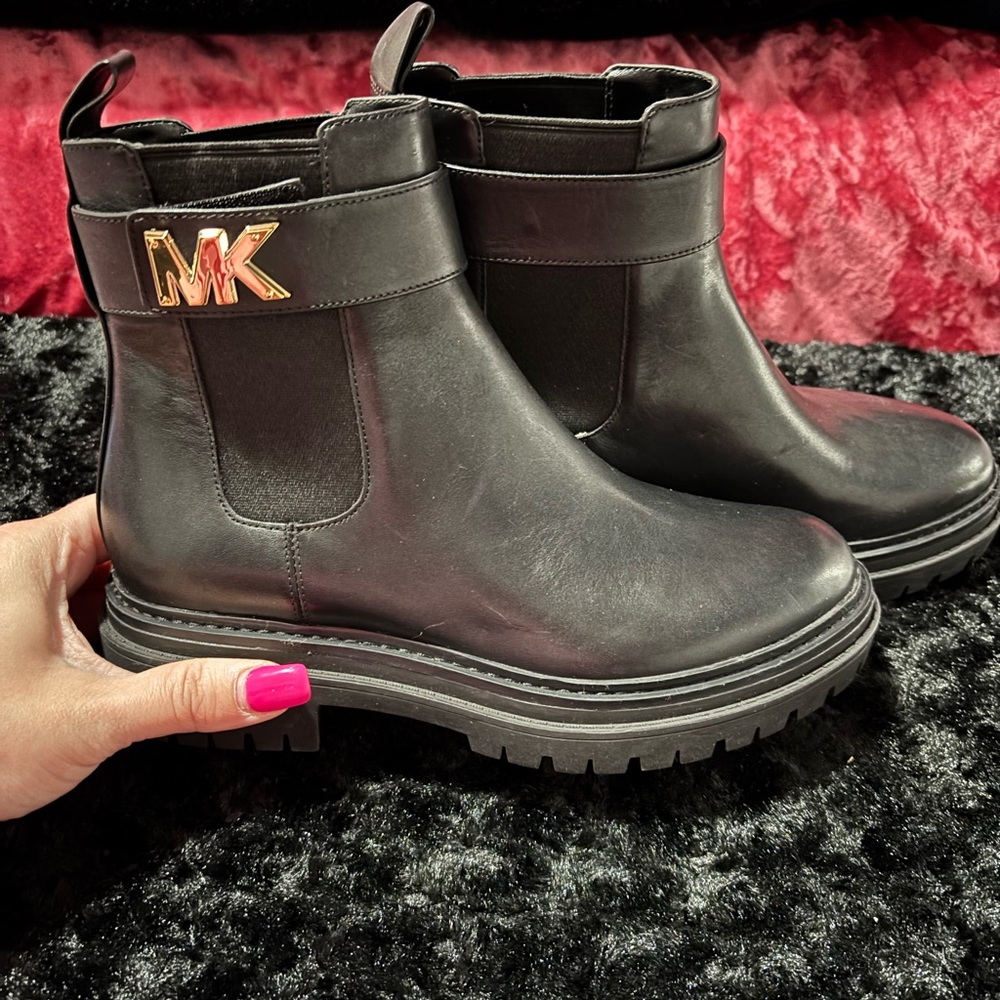 Women’s Michael Kors black Chelsea style boots. Size 6.5